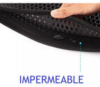Detalle de la capa inferior impermeable y a prueba de líquidos de la alfombra atrapa arena para gatos