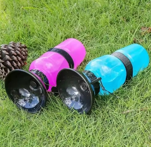 Botellas de agua portátiles para mascotas con tazón integrado en color rosa y azul sobre césped