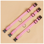 Detalle de collar LED luminoso extendido mostrando su broche de hebilla resistente, ajuste de tamaño y argolla metálica para correa