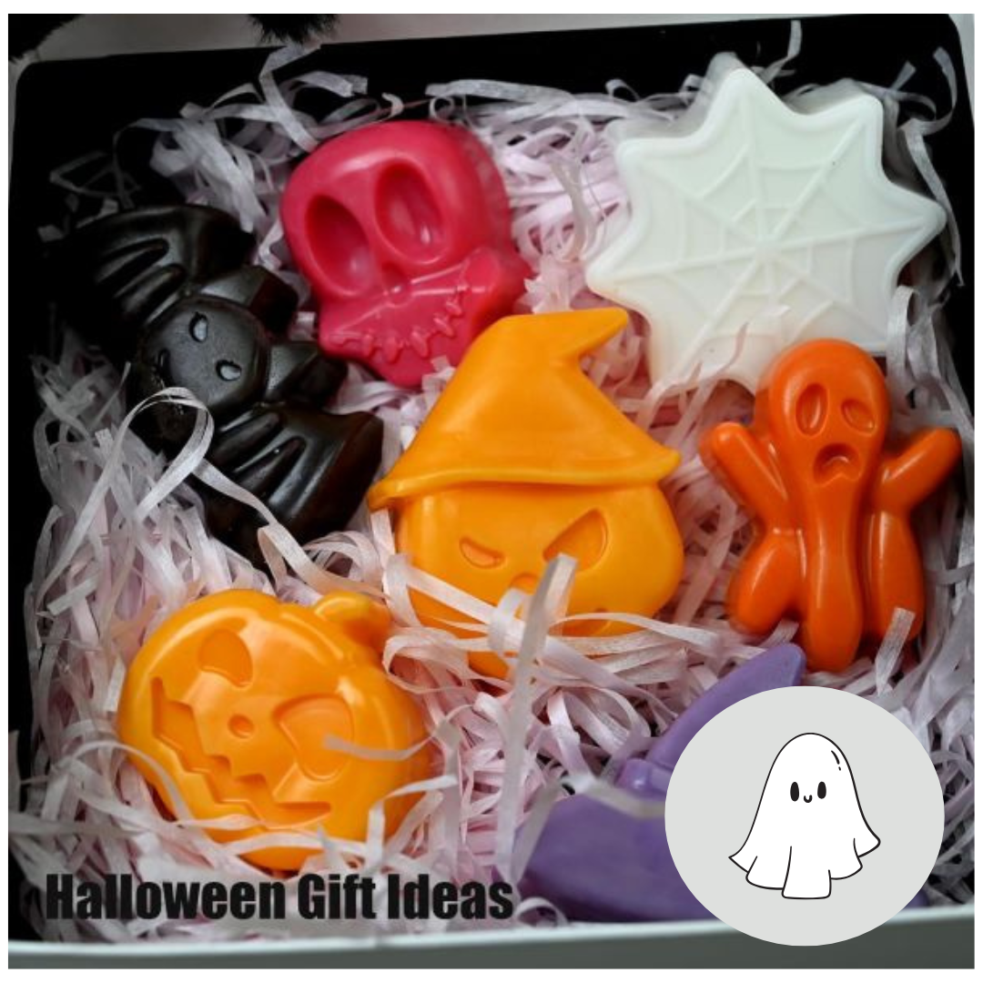 Caja de regalo con jabones artesanales coloridos en forma de calavera, fantasma, murciélago y calabazas hechos con molde de silicona