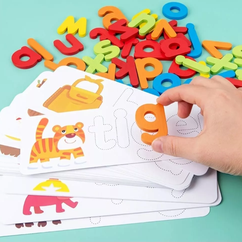 Niño usando las piezas de madera y tarjetas del juego educativo de deletreo Montessori para formar palabras
