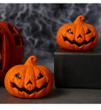 Dos luces LED de calabaza de Halloween con cara sonriente tallada para mesa