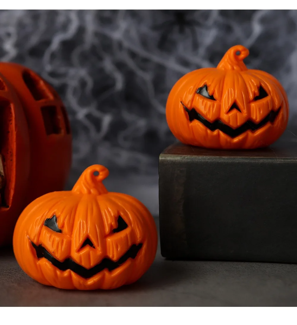 Dos luces LED de calabaza de Halloween con cara sonriente tallada para mesa