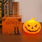 Luz LED de calabaza de Halloween encendida con caja decorativa sobre mesa