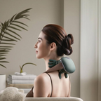 Mujer utilizando masajeador cervical ergonómico con efecto manos 3D para alivio de tensión en cuello y hombros