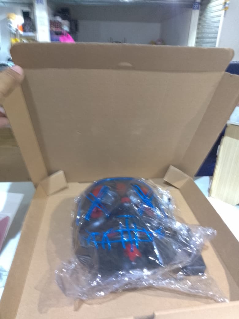 Máscara LED de La Purga empacada en caja de cartón para envío seguro en Chile