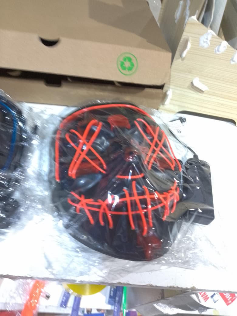 Foto real de la Máscara LED de La Purga empacada con su control de mando