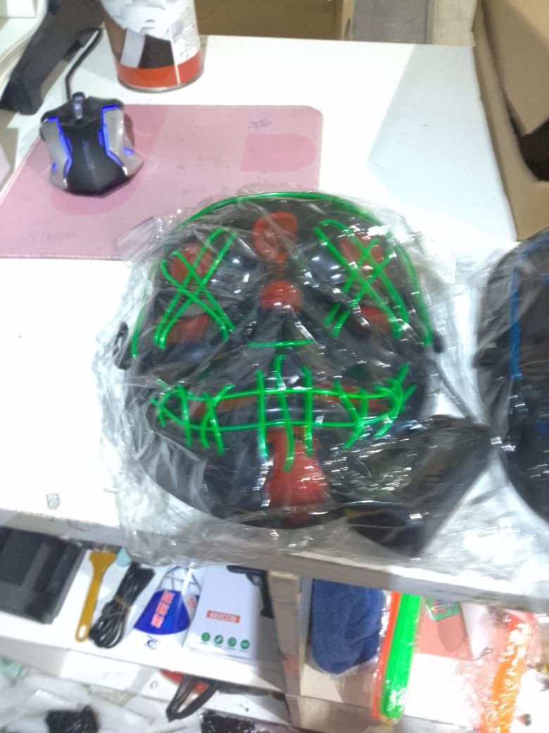 Foto real de la Máscara LED de La Purga en color verde sellada en su empaque