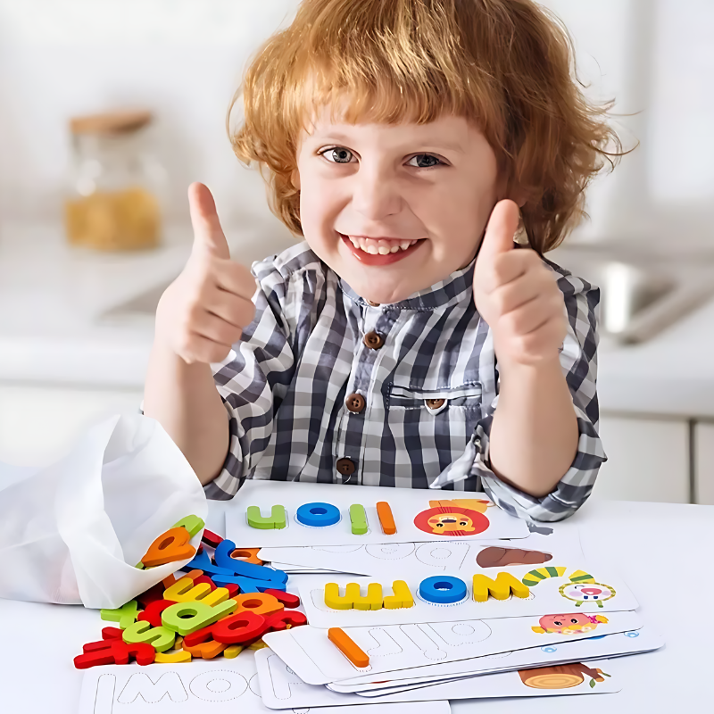 Niño feliz disfrutando y aprendiendo con el juego educativo de deletreo Montessori en casa