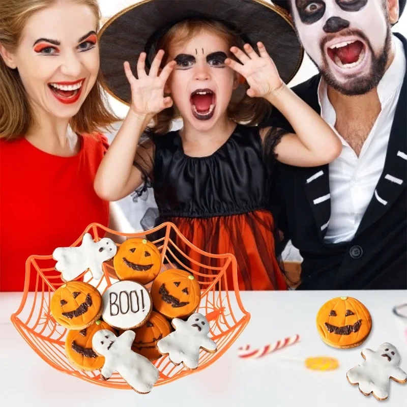 Familia disfrazada disfrutando de dulces en la cesta telaraña de Todo para Todo