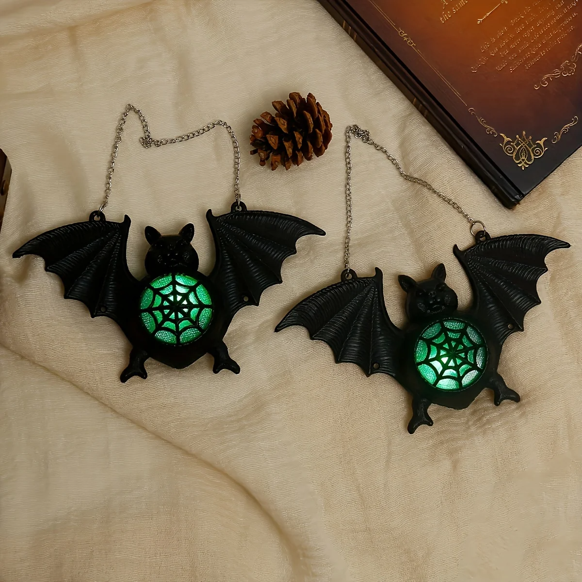 Dos lámparas de murciélago LED para colgar en Halloween con iluminación ambiental de color verde.