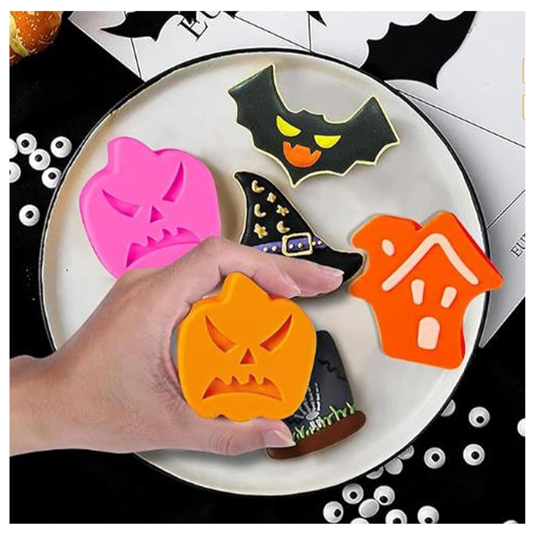 Mano sosteniendo figura de calabaza de Halloween hecha con molde de silicona junto a galletas temáticas decoradas