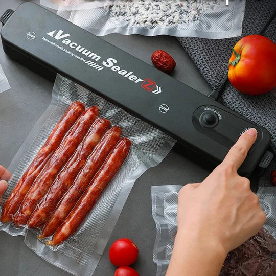 Selladora al vacío automática CurlerPro sellando bolsa con alimentos y embutidos para conservación