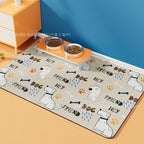 Tapete antideslizante e impermeable beige con ilustraciones de perritos para comedero de mascotas.